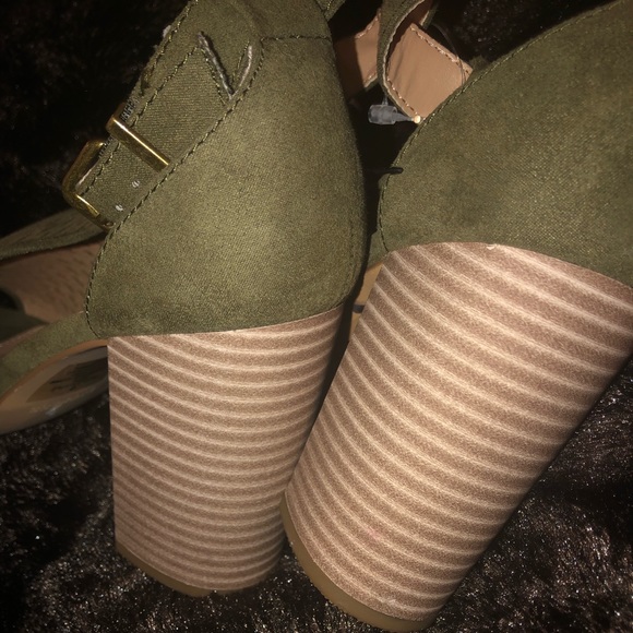 Block Heeled Sandals🎈Host Pick🎈 - Picture 5 of 6